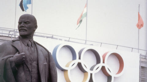 Uma estátua de Lênin do lado de fora do Estádio Lênin, principal arena dos Jogos Olímpicos de Verão de 1980 em Moscou., (Foto/Arquivo AP)