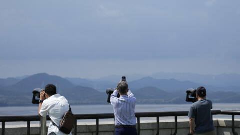Du khách dùng kính viễn vọng nhìn sang lãnh thổ  Bắc Triều Tiên từ Đài quan sát Thống nhất tại Paju, Hàn Quốc, ngày 25/06/2024.