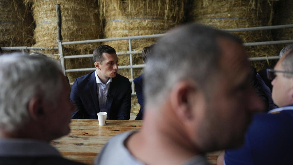 Jordan Bardella, líder do partido Reunião Nacional, reúne-se com agricultores em Chuelles, em meio a campanha eleitoral na França (14 de junho de 2024)