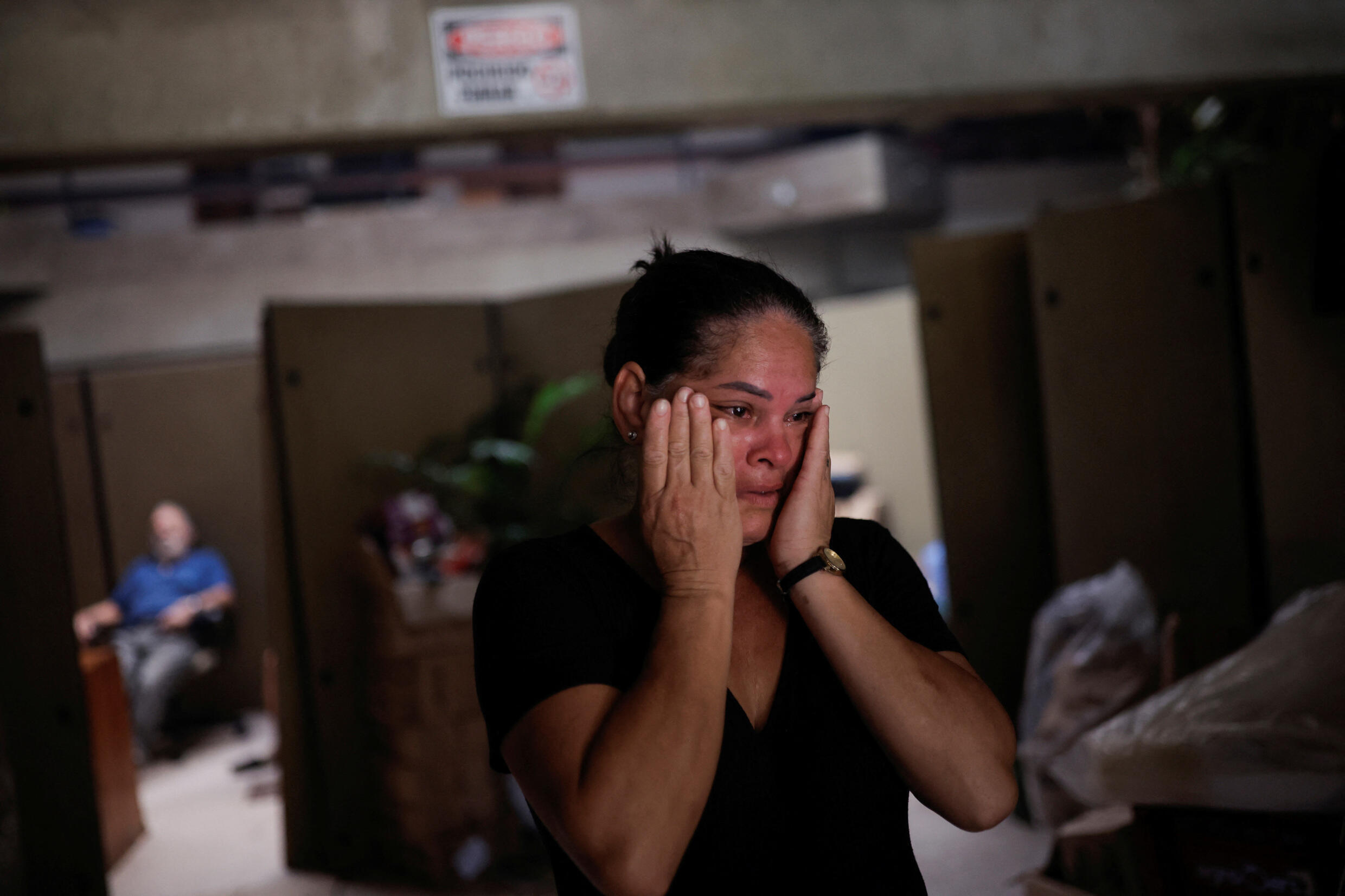 Eva Maria Carvalho está em um abrigo após ter a casa inundada em Eldorado do Sul (RS), 8/5/24.