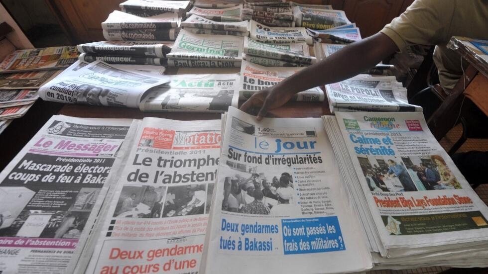 Des journaux, dont le quotidien «Le Jour», exposés dans un kiosque à Yaoundé, le 10 octobre 2011.