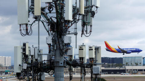 Un avión comercial de Southwest pasa junto a una torre de telefonía móvil mientras se prepara para aterrizar en el aeropuerto John Wayne de Santa Ana, California, Estados Unidos, el 18 de enero de 2022. (Ilustración)