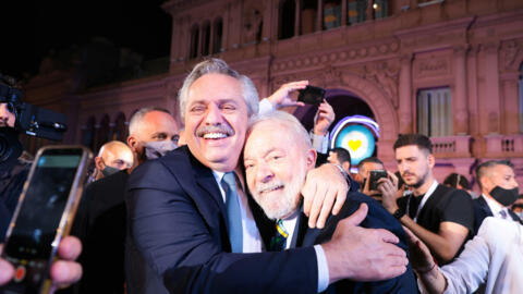 O ex-presidente Lula e o presidente argentino Alberto Fernández se abraçam no final do ato na Praça de Maio, em Buenos Aires, em 10 de dezembro de 2021.