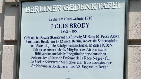 La plaque en l'honneur de l'acteur camerounais Louis Brody, à Berlin.
