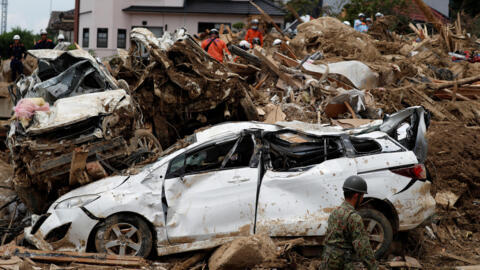 As equipes de resgate procuravam nesta quinta-feira (12), entre os escombros, as dezenas de pessoas que continuam desaparecidas após as fortes chuvas que atingiram o oeste do Japão.