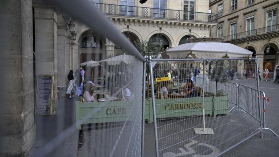 Terasă din Paris blocată de garduri de securitate, iulie 2024