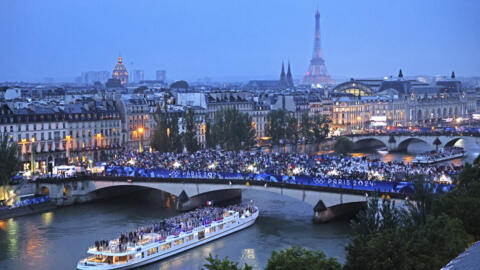 Tàu của đoàn thể thao Pháp diễu hành trong lễ khai mạc Olympic Paris 2024 trên sông Seine, Paris, tối 26/07/2024