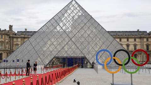 Kim tự tháp bằng kính, cổng vào bảo tàng Louvre, đợi quan khách trước lễ khai mạc Thế Vận Hội Paris 2024.