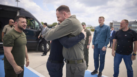 Foto da assessoria de imprensa presidencial ucraniana mostra o presidente Volodymyr Zelenskyy (E) enquanto o chefe do Gabinete Presidencial, Andriy Yermak (C) abraça o defensor da siderúrgica Azovstal, Serhii Volynskyi, no aeroporto internacional de Istambul, Turquia, em 8 de julho de 2023.