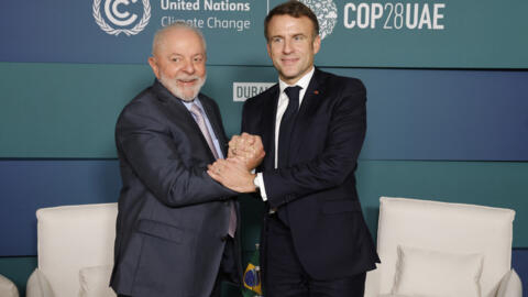 O presidente Luiz Inácio Lula da Silva cumprimenta o chefe de Estado francês Emmanuel Macron, durante um encontro bilateral às margens da COP28, em Dubai, em 2 de dezembro de 2023.