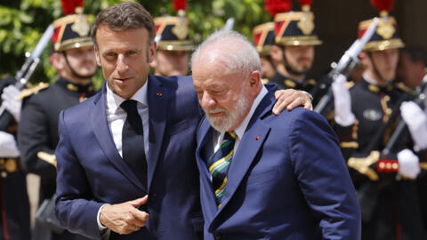 O presidente francês, Emmanuel Macron (à esquerda), e o presidente brasileiro, Luiz Inácio Lula da Silva, no Palácio do Eliseu, em Paris, em 23 de junho de 2023.