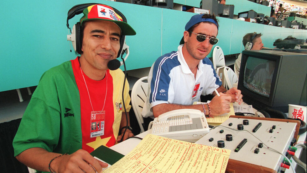 Didier Roustan (à gauche) aux côté de la star française du football Éric Cantona (à droite), le 24 juin 1994.