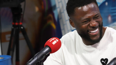 Chancel Mbemba au micro de RFI après avoir reçu le prix Marc-Vivien Foé. Le 30 mai 2023.