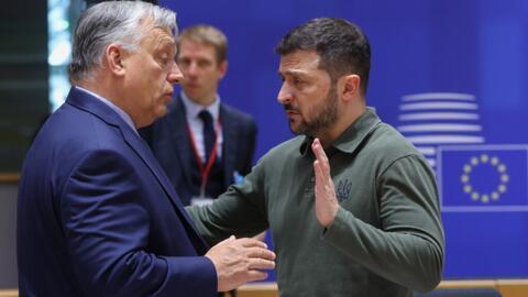 Thủ tướng Hungary Viktor Orban (T) trao đổi với tổng thống Ukraina Volodymyr Zelensky trong cuộc họp thượng đỉnh Liên Âu, Bruxelles, Bỉ, ngày 27/06/2024.