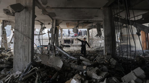 À Rafah, un enfant parmi les décombres après des frappes israéliennes ce 9 février 2024.