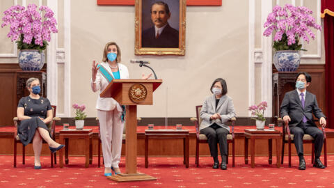 A presidente da Câmara dos Estados Unidos, Nancy Pelosi, ao lado da presidente taiwanesa, Tsai Ing-wen, do vice-presidente, William Lai, e da diretora do Instituto Americano de Taiwan, Sandra Oudkirk, no gabinete presidencial em Taipei.
