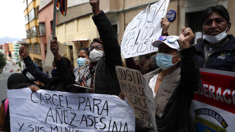 Apoiadores de Evo Morales protestam em frente ao local onde Añez está detida, em La Paz. (14/03/2021)