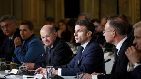 امانوئل ماکرون، رئیس جمهوری فرانسه در جریان نشستی در پاریس که با حضور بیش از 20 تن از سران کشورهای اروپایی و مقام‌های غربی به تاریخ 26 فوریه 2024 برگزار شد.