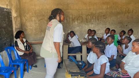 Dans cette école de Kinshasa, les élèves chantent et récitent des slogans pour briser les tabous autour des règles.