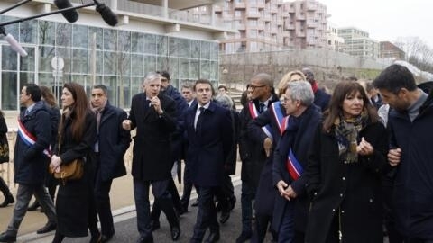 Le président Emmanuel Macron (c) lors de l'inauguration du village olympique de Paris 2024, le 29 février 2024.