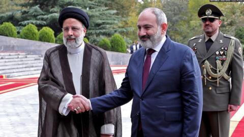 Fostul președinte iranian Ebrahim Raisi (stânga) și premierul Armeniei, Nikol Pashinyan la Teheran, Iran, 1 noiembrie 2022.