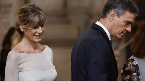 El presidente Pedro Sánchez y su esposa, Begoña Gómez, asisten a una ceremonia por el décimo aniversario de la coronación como rey de Felipe VI, el 19 de junio de 2024 en el Palacio Real de Madrid