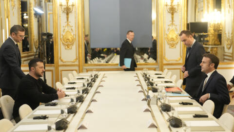 2024年2月16日星期五，巴黎爱丽舍宫，法国总统埃马克龙与乌克兰总统泽连斯基在签署双边安全协议前举行会谈。签署双边安全协议，旨在为这个近两年来一直奋力抵抗俄罗斯全面入侵、饱受战争蹂躏的国家提供 "长期支持"。