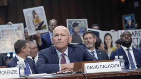 波音公司总裁凯尔洪 (Dave Calhoun）在美国国会调查小组的听证会上