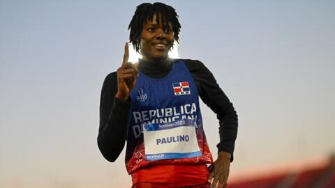 Marileidy Paulino, de República Dominicana, celebra tras ganar en la final femenina de 200 metros de los Juegos Panamericanos Santiago 2023 en el Estadio Nacional de Santiago el 2 de noviembre de 2023.