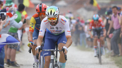 Anthony Turgis, le coureur français de l'équipe TotalEnergies, roule dans une échappée sur le secteur du "Chemin Blanc" de Baroville lors de la 9ème étape de la 111ème édition du Tour de France cycliste, étape de 199 km partant et arrivant à Troyes, le 7 juillet 2024.