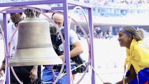 La ecuatoriana Kiara Rodríguez toca la campana en el Estadio de Francia, un ritual en los Juegos para los ganadores del oro.