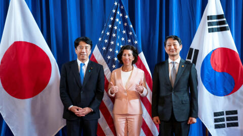 韩国产业通商资源部长官安德根（右）、美国商务部长吉娜·雷蒙多和日本经济产业大臣斋藤健与会。