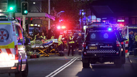 Viaturas de polícia e ambulâncias ainda cercavam na noite deste sábado (13), o centro comercial Westfield Bondi Junction, em Sydney, após um ataque com faca no local. 