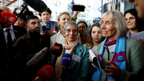 Anne Mahrer (centro) e Rosmarie Wydler-Walti, da associação Idosas pela Proteção do Clima, conversam com a imprensa após a decisão do Tribunal Europeu de Direitos Humanos que condenou a Suíça. (09/04/2024)