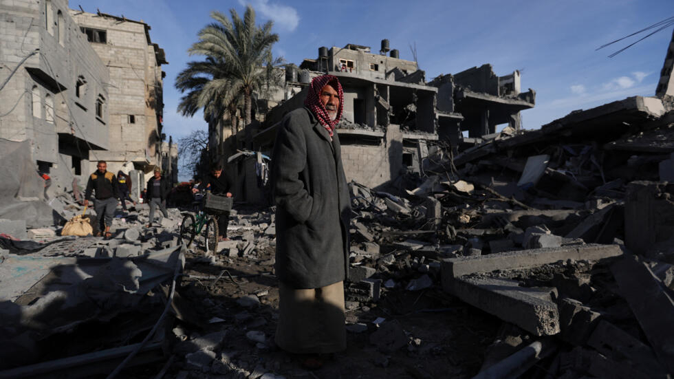 2024 年 2 月 12 日，加沙地带南部拉法，以色列与巴勒斯坦伊斯兰组织哈马斯之间的冲突仍在持续，图为一巴勒斯坦男子在以色列袭击后的废墟中。REUTERS/Ibraheem Abu Mustafa
