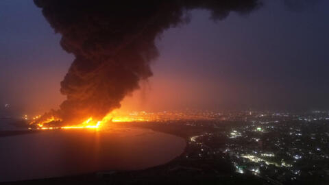 7月20日发布的这张照片显示，以色列空袭也门西北部的重要港口城市荷台达后，火光冲天，浓烟滚滚。