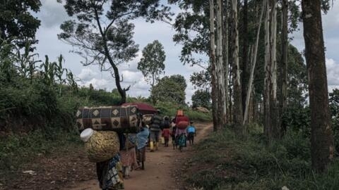 Des civils fuient les combats autour de Birundule, à 10 km au sud de Kanyabayonga, province du Nord-Kivu, à l'est de la RDC, le 14 mai 2024.