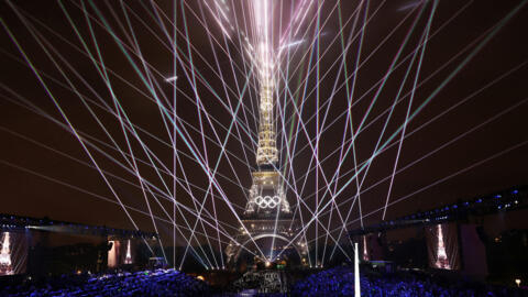 A Torre Eiffel iluminada no final da cerimônia de abertura dos Jogos Olímpicos de Paris na sexta-feira, 26 de julho de 2024.