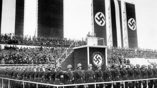 Выступление Гитлера на праздничном митинге 1 мая 1935 года. Аэропорт Темпельхоф в Берлине.