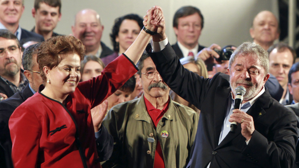 Dilma Roussef (g), la dauphine proclamée du président brésilien, Luiz Inacio Lula da Silva (d), lors de la campagne électorale, à Porto Alegre, le 24 septembre 2010.