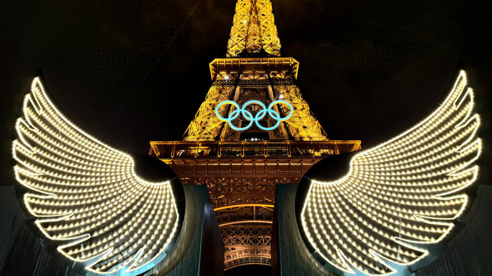 La tour Eiffel s'illumine pour la cérémonie d'ouverture des Jeux olympiques.