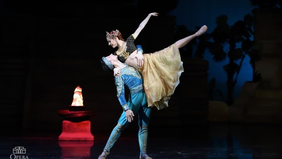 Cristina Dijmaru si Bogdan Canila în baletul ”Baiadera”, pe scena Operei Naționale din București