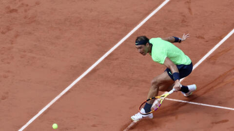 Rafael Nadal beat John Isner to reach the last-16 at the Rome Masters where he is seeking a record-extedning 11th title.