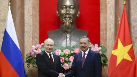 Chủ tịch nước Việt Nam Tô Lâm tiếp tổng thống Nga Vladimir Putin (T) tại phủ chủ tịch, Hà Nội, Việt Nam, ngày 20/06/2024.