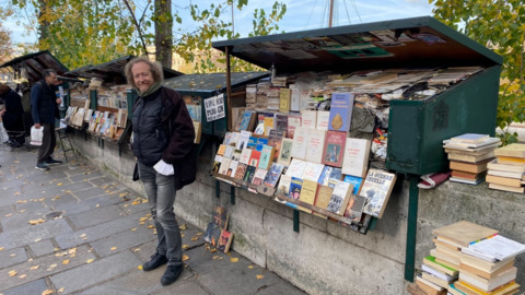 巴黎塞纳河旧书摊业者文化协会主席杰罗姆·加莱奋战力抗旧书摊荒漠化 