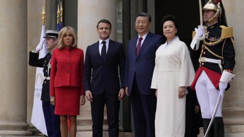 Presedintele Frantei Emmanuel Macron si sotia sa Brigitte Macron îi întâmpinà pe peronul palatului Elysée pe presedintele chinez Xi Jinping si pe sotia acestuia Peng Liyuan. Paris, 6 mai 2024