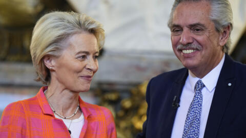 A presidente da Comissão Europeia, Ursula von der Leyen, durante encontro com o presidente da Argentina, Alberto Fernández, em Buenos Aires. 13 de junho de 2023