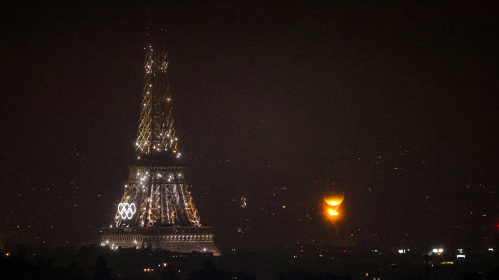 El pebetero, con la llama olímpica, con la Torre Eiffel a su izquierda, durante la ceremonia de apertura de los Juegos Olímpicos de París-2024, el 26 de julio de 2024