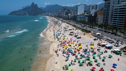 Vista aérea da praia de Copacabana, no Rio de Janeiro, onde a sensação térmica chegou a 58,5°C em alguns pontos da capital, na terça-feira, 14 de novembro.