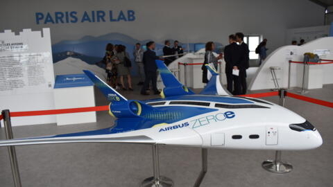 Maquette máy bay ZEROe, máy bay đầu tiên chạy bằng hydrogen của tập đoàn Airbus được trưng bày tại triển lãm Le Bourget, dự kiến sẽ được đưa vào sử dụng năm 2035. Ảnh  chụp ngày 19/06/2023.